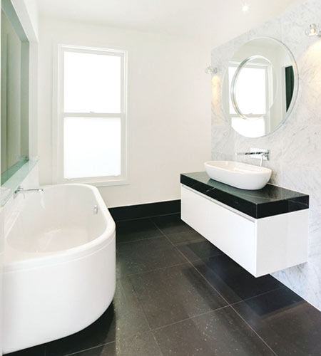 baño minimalista claro y luminoso